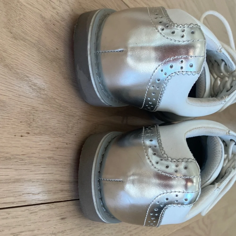 G/Fore women’s silver white cap toe golf shoes size 7 - Picture 2 of 5